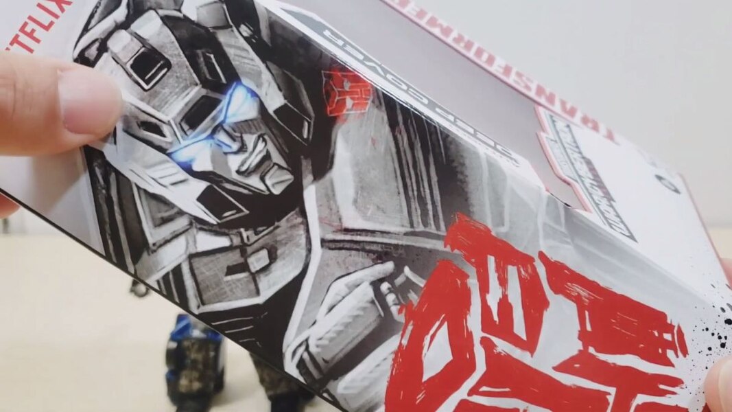 Netflix TransformersI Deep Cover In Hand  (6 of 16)